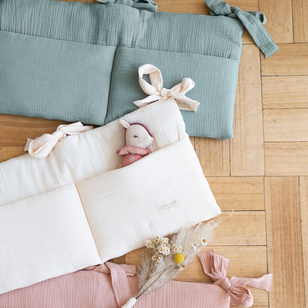 Protector de cuna en algodón orgánico GOTS, colores disponibles, blanco  invierno,rosa palo, verde eucalipto,azul marino, terracotta – Lou Bloom